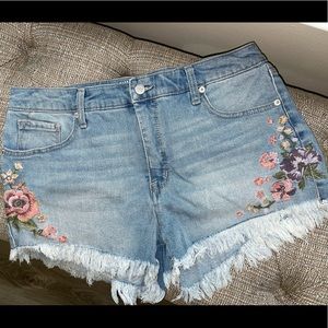 High-rise jean short with embroidered flowers